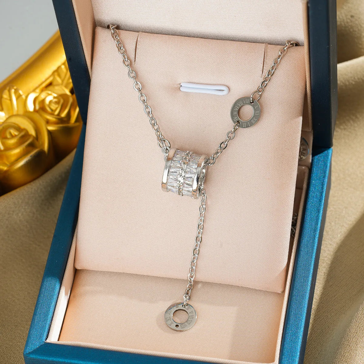 The new large-waist necklace is a high-end and versatile accessory for women with a light luxury and niche design