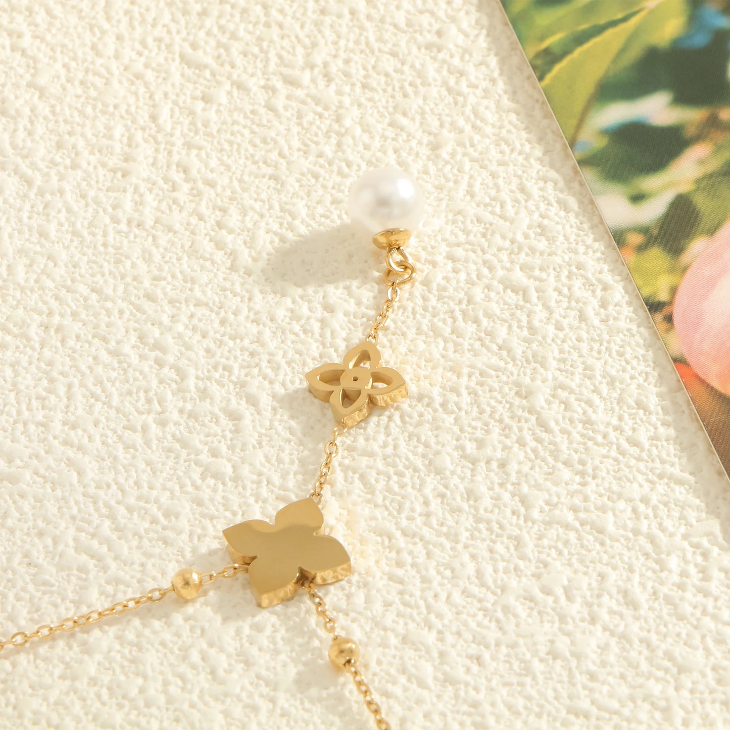 Women's fashion necklace Simple and elegant style double necklace pearl clover pendant inlaid shell Suitable for daily wear