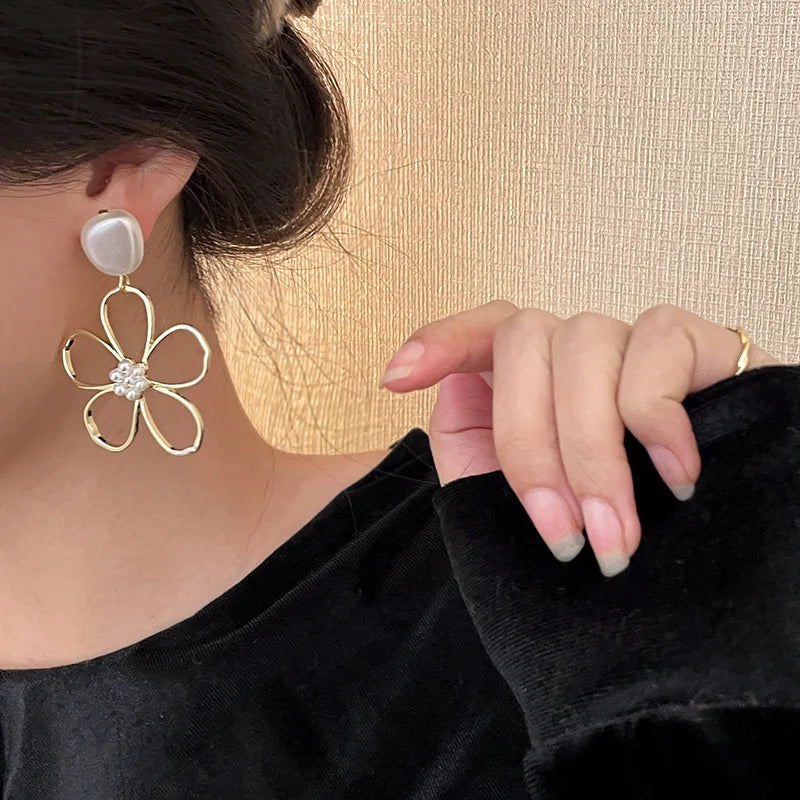 Simple Pearl Flower Earrings For Women Fashion High-End Metal Sense Temperament Earrings 2022 Trend