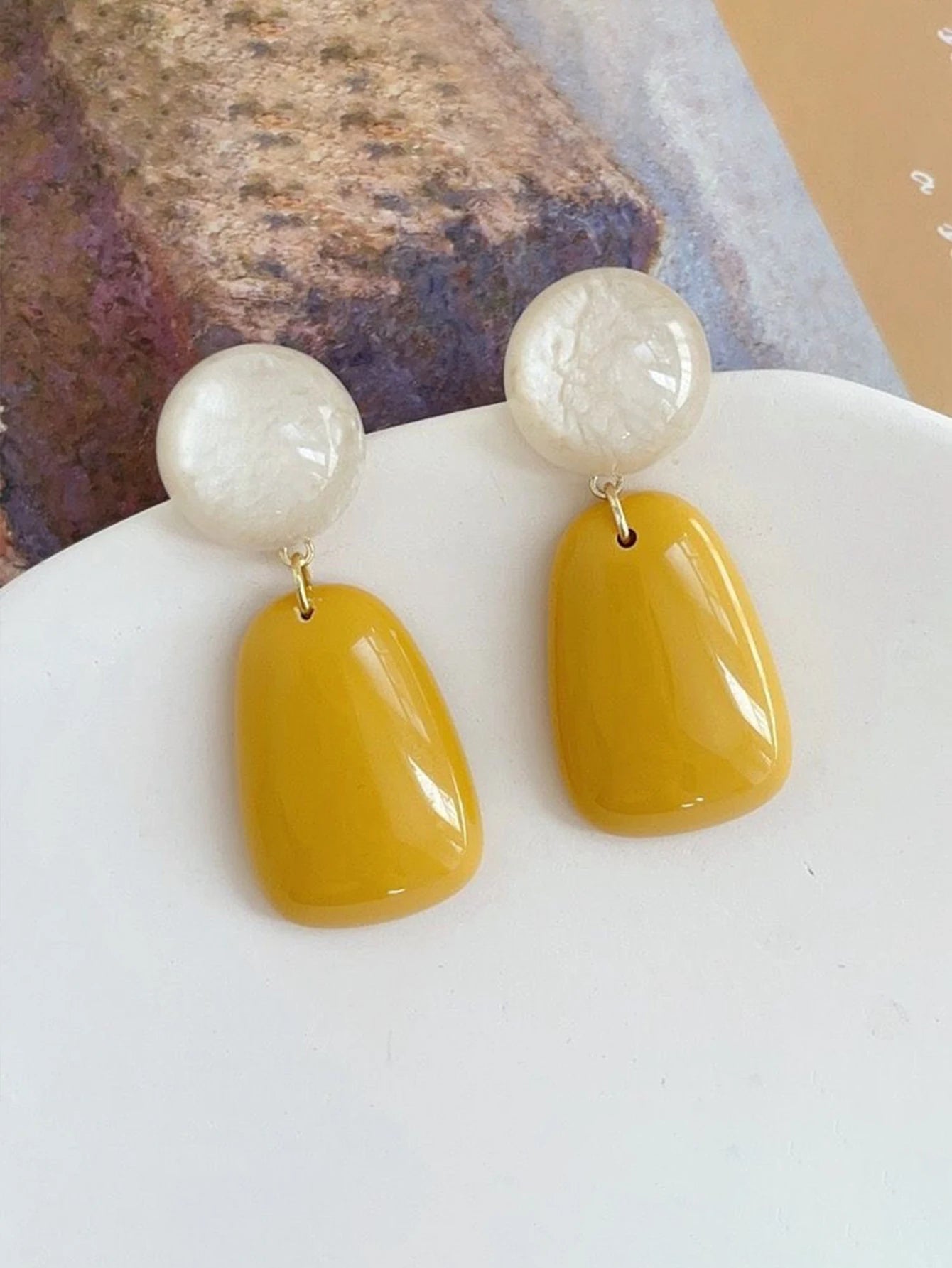A Pair of Minimalist Geometric Resin Earrings for Women, Suitable for Daily Wear