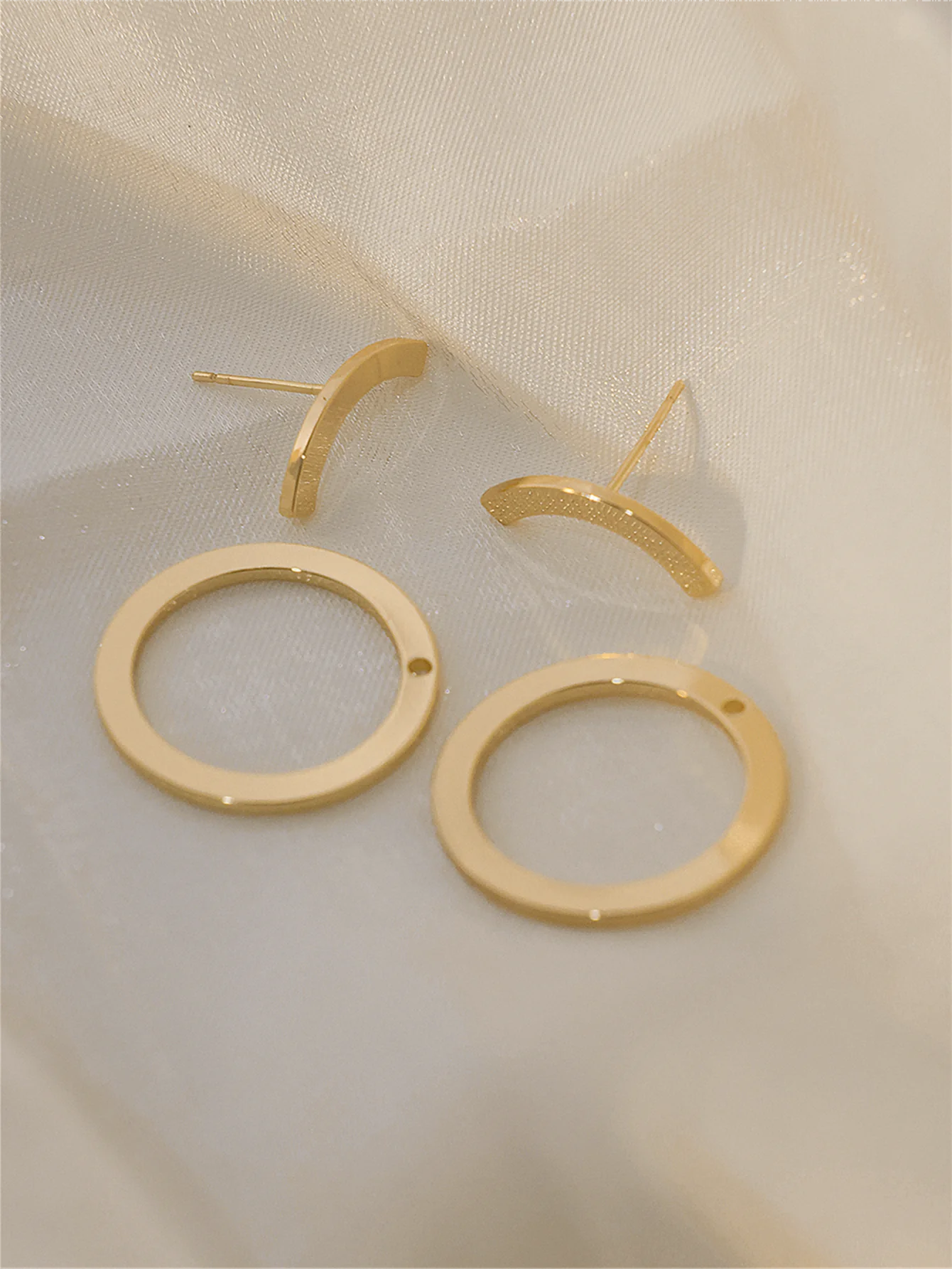 1 pair of retro geometric circular earrings on the back, fashionable and personalized design for women. One pair to wear, elegan