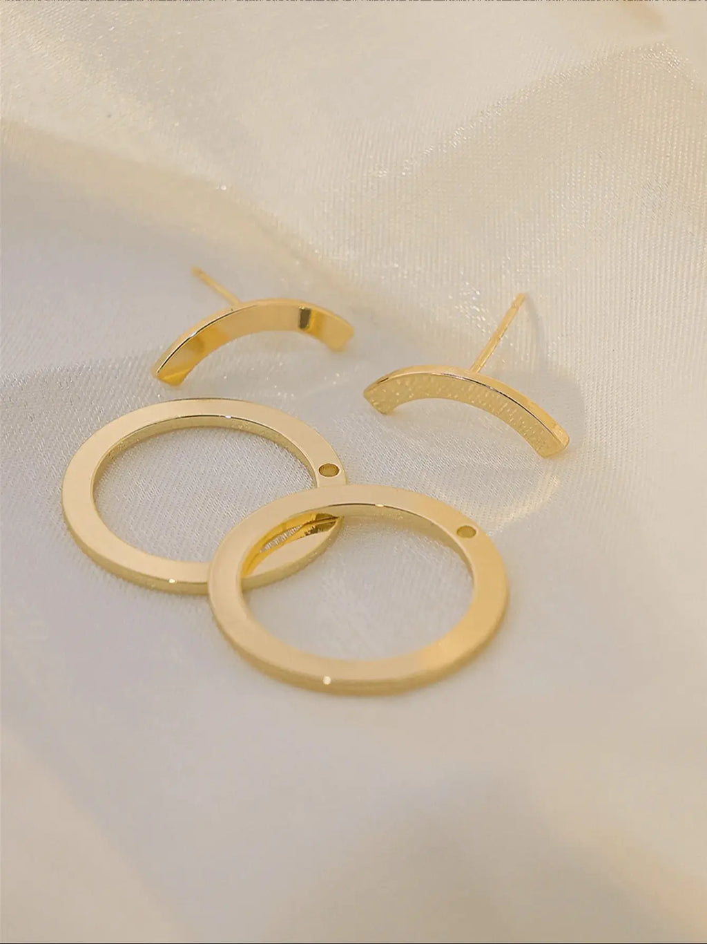 1 pair of retro geometric circular earrings on the back, fashionable and personalized design for women. One pair to wear, elegan
