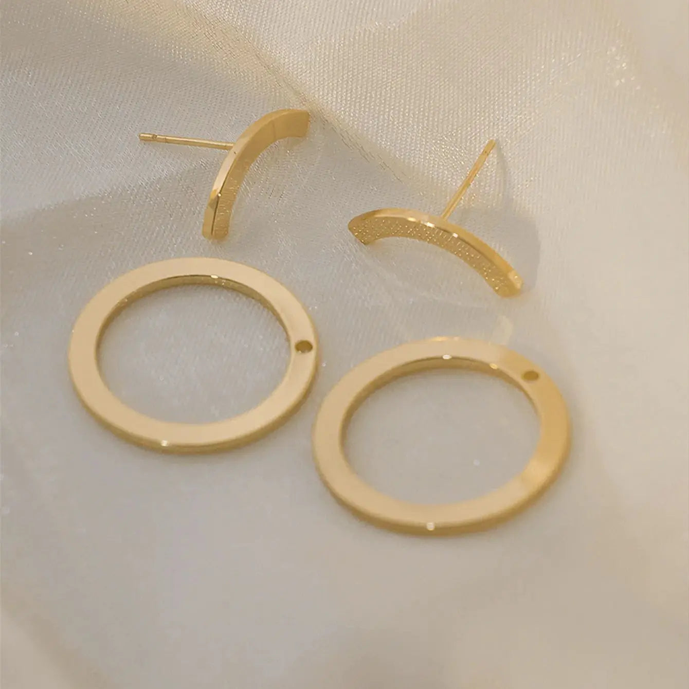 1 pair of retro geometric circular earrings on the back, fashionable and personalized design for women. One pair to wear, elegan