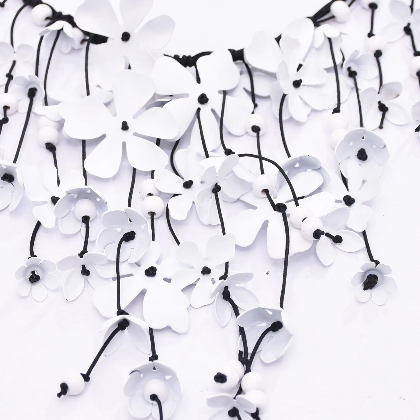 Bohemian Flower Necklace Hand Woven Multi-layer Floral Necklace Exaggerated Collarbone Chain Bridal Dress Accessories for Women