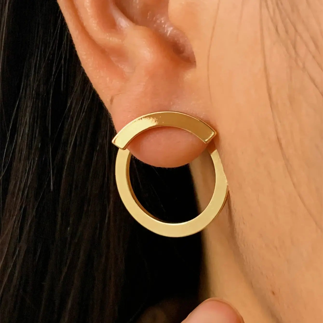 1 pair of retro geometric circular earrings on the back, fashionable and personalized design for women. One pair to wear, elegan