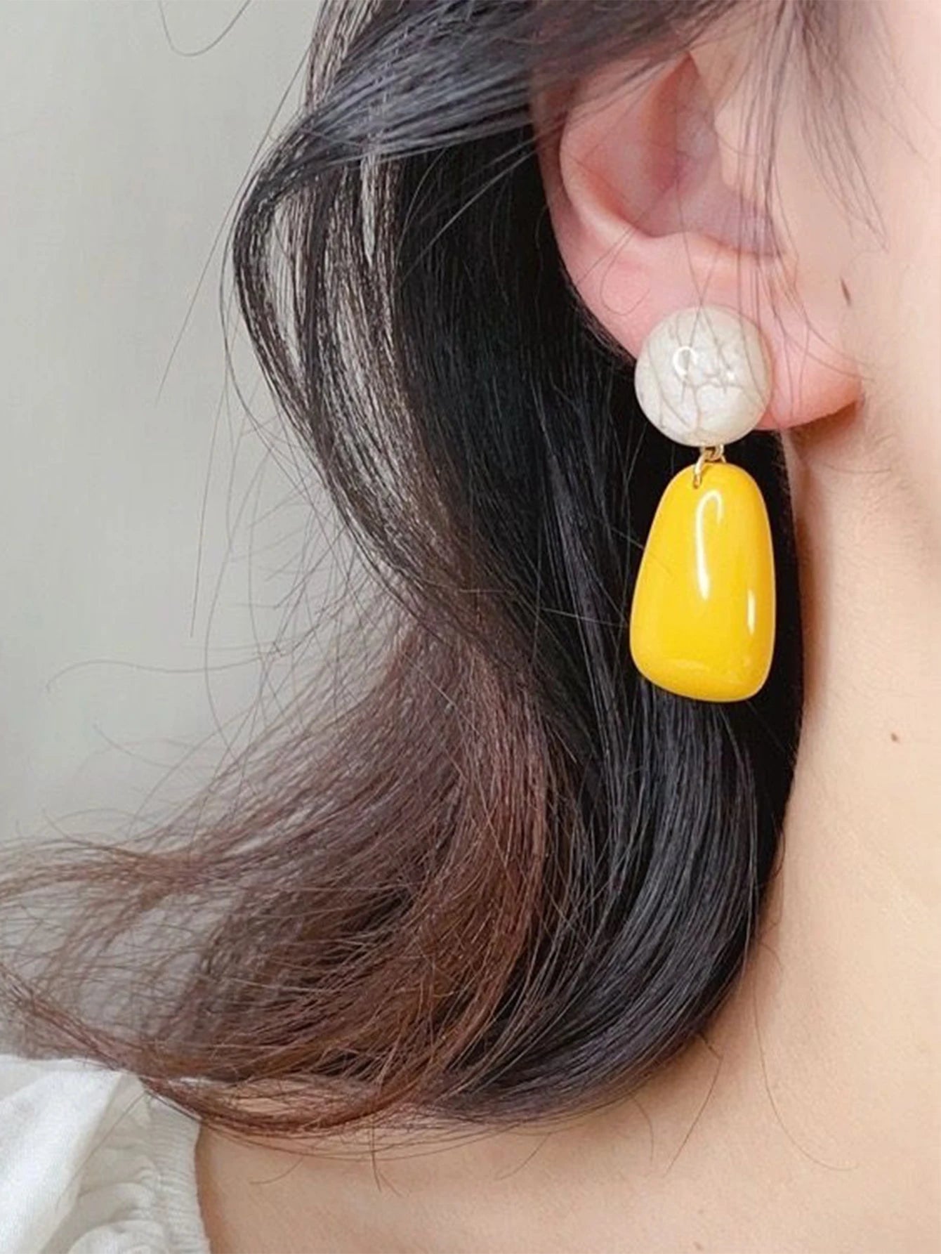 A Pair of Minimalist Geometric Resin Earrings for Women, Suitable for Daily Wear