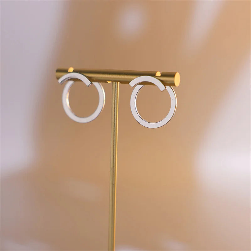 1 pair of retro geometric circular earrings on the back, fashionable and personalized design for women. One pair to wear, elegan