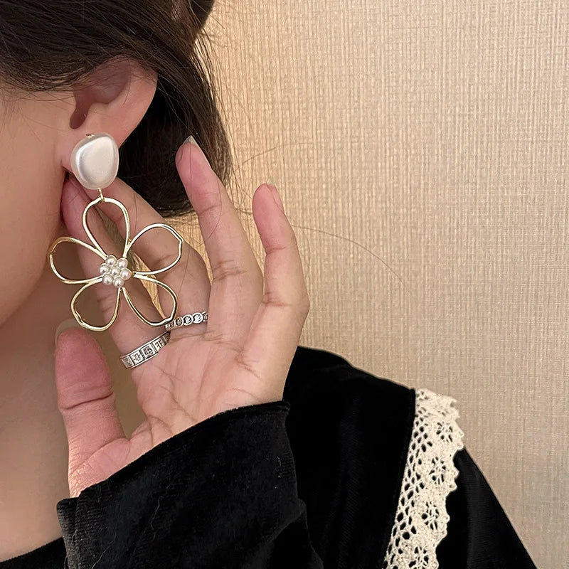 Simple Pearl Flower Earrings For Women Fashion High-End Metal Sense Temperament Earrings 2022 Trend