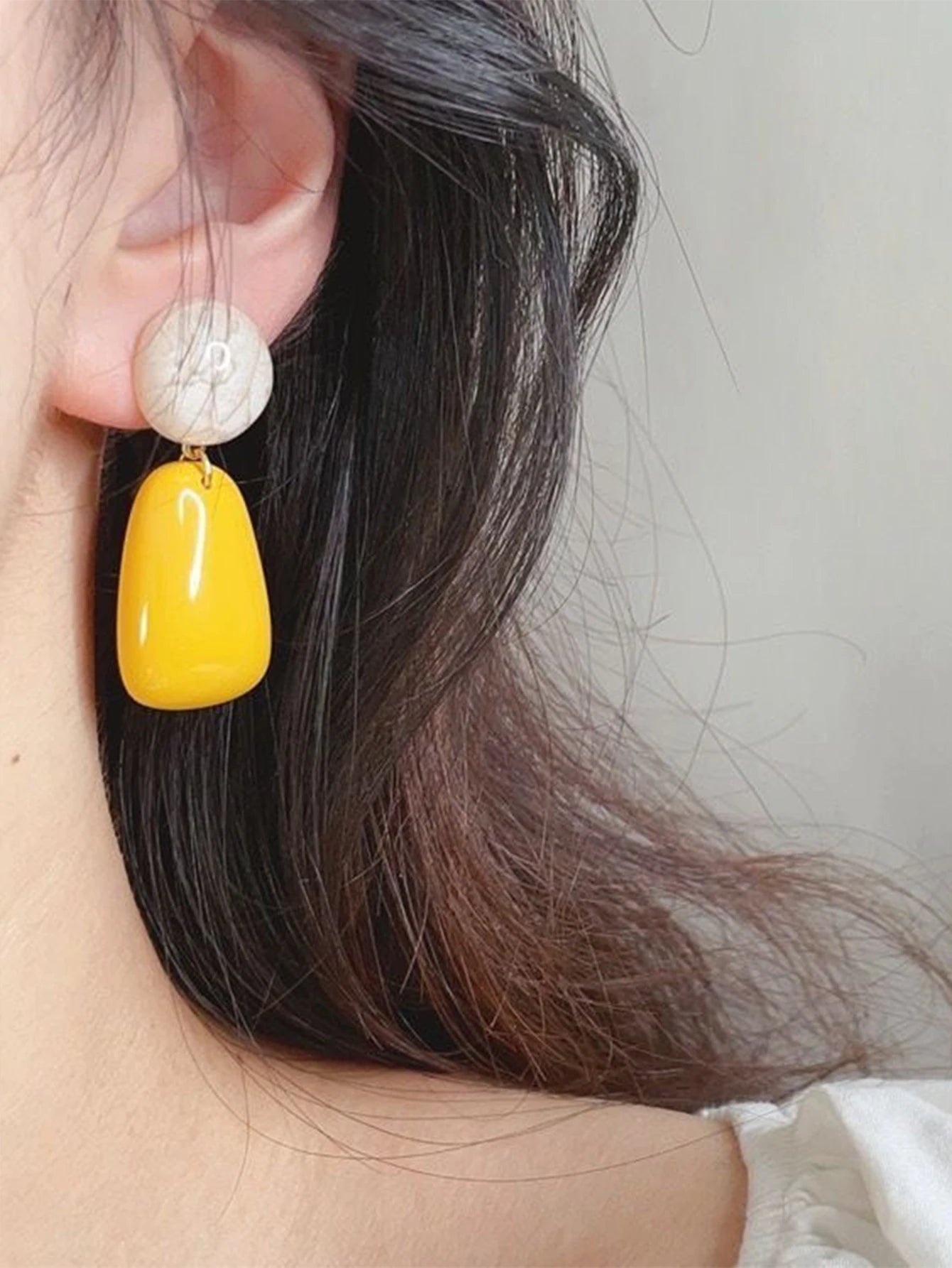 A Pair of Minimalist Geometric Resin Earrings for Women, Suitable for Daily Wear