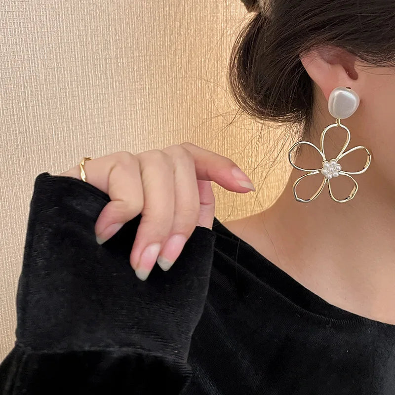 Simple Pearl Flower Earrings For Women Fashion High-End Metal Sense Temperament Earrings 2022 Trend